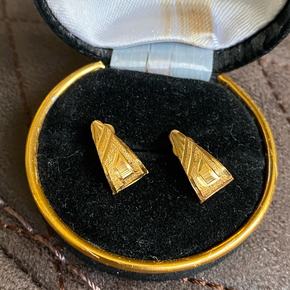 916 or 22k earrings